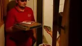 شقراء تمتص عضو بحماس ...