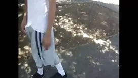 امرأة سمراء في قبعة  ...