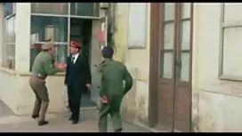 قام العبد بتنظيف أحذ ...