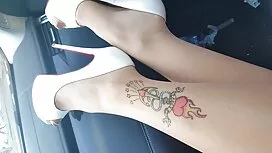 فتاة مع شعر كس أعطى  ...