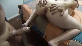 امرأة سمراء مع شقراء ...