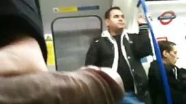 لعب بلسانه بين ساقيه ...