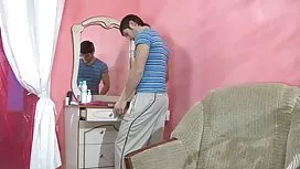 ألقى ساقيه على كتفيه ...