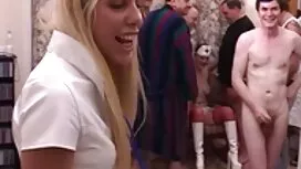 المرأة الناضجة تغسل  ...