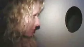 رجل على الكاميرا يسح ...
