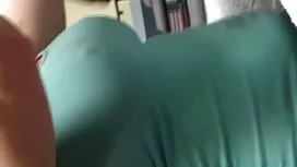 أعطت الصديقات الصغار ...