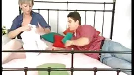 فحص الطبيب الهرة من  ...